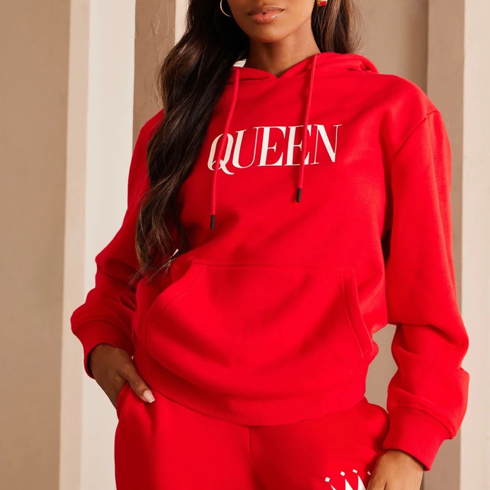 Red “QUEEN” Hoodie – Bold Confidence in Comfort